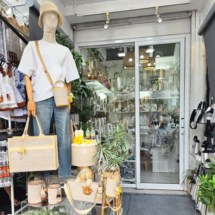 entree d'une boutique de mode du marche de chatuchak a bangkok
