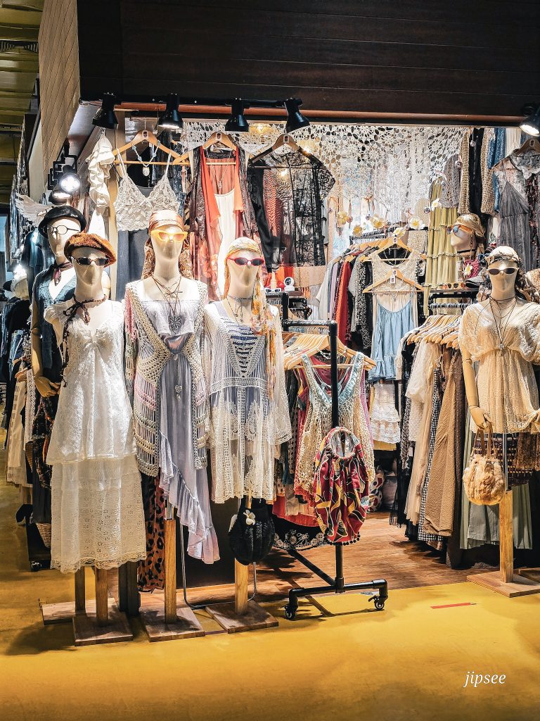 mannequins devant un stand de vetements au red buiding de bangkok