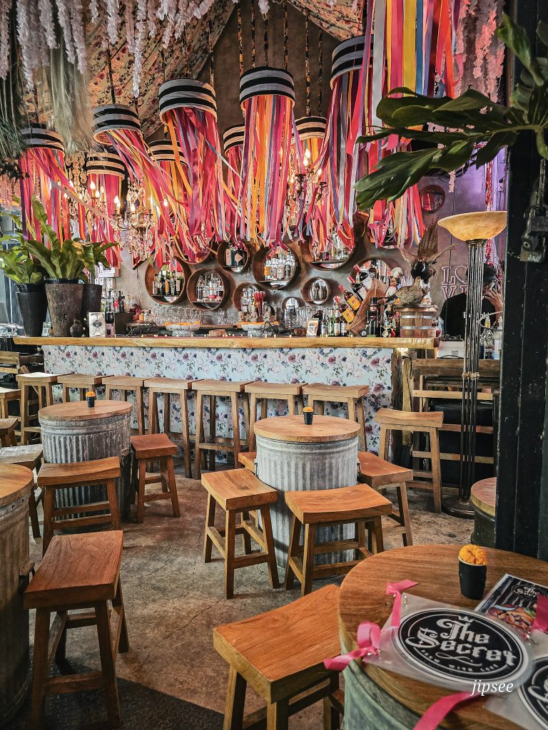 terrasse de cafe decoré au milieu du marche de chatuchak a bangkok