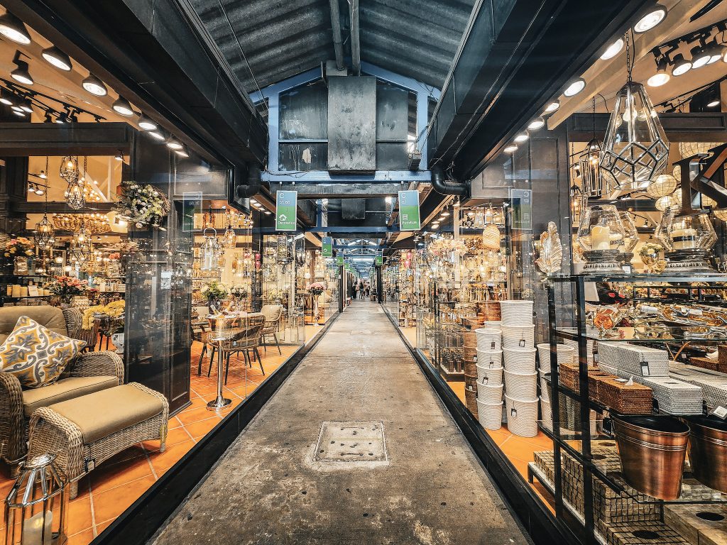 allee decoration a l'interieur du marche de chatuchak a bangkok