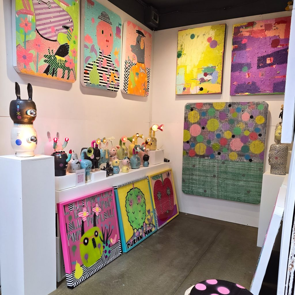 boutique de tableau dans une allee du marche de chatuchak a bangkok