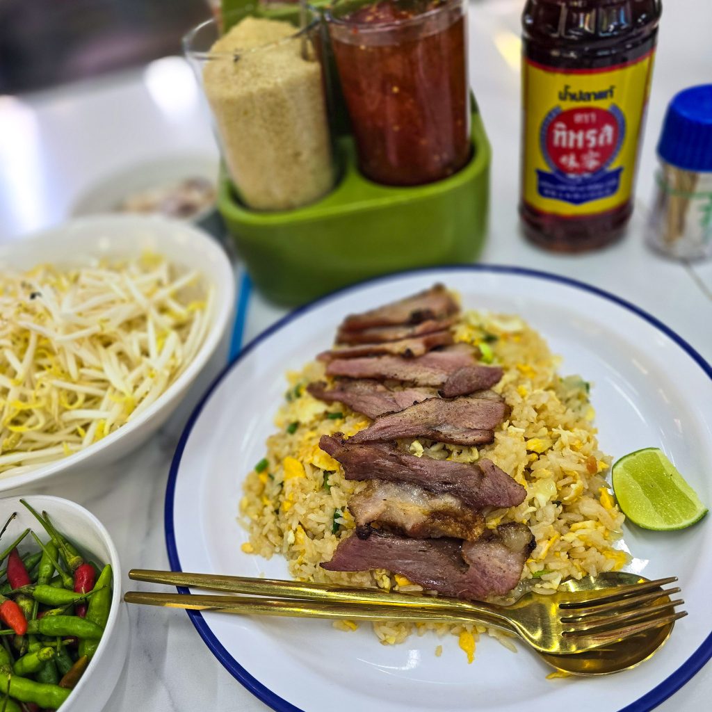 riz frit breakfast typiquement thailandais