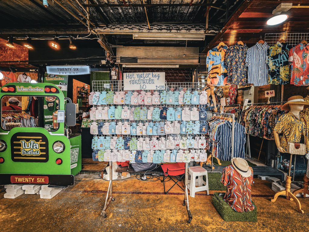 stand de chemises et de babioles de l'allée centrale du marché de chatuchak a bangkok