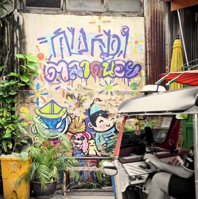 tuk tuk devant un mur de street art a talat noi quartier de bangkok