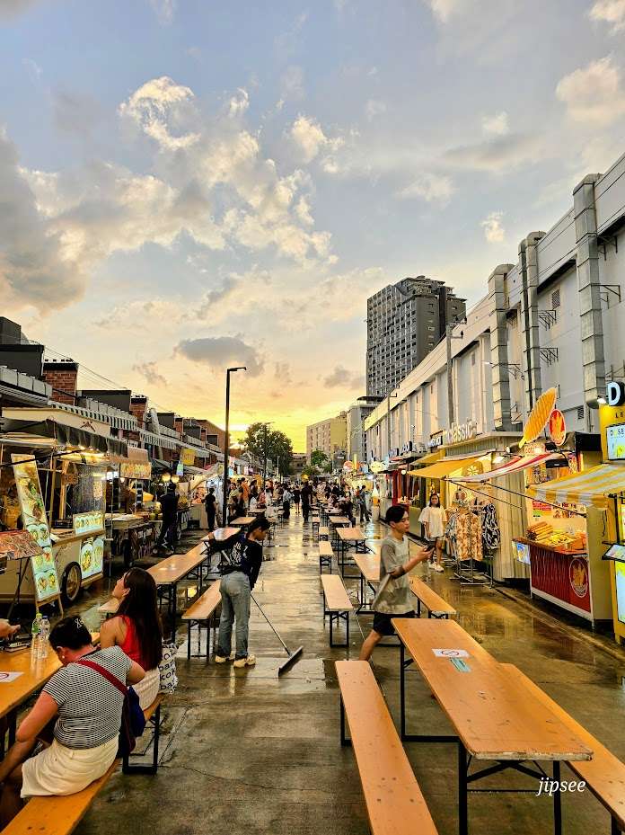 food-court-jodd-fair-night-market-bangkok