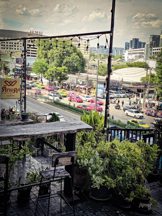 terrass avec vue sur le marche de chatuchak au red building bangkok
