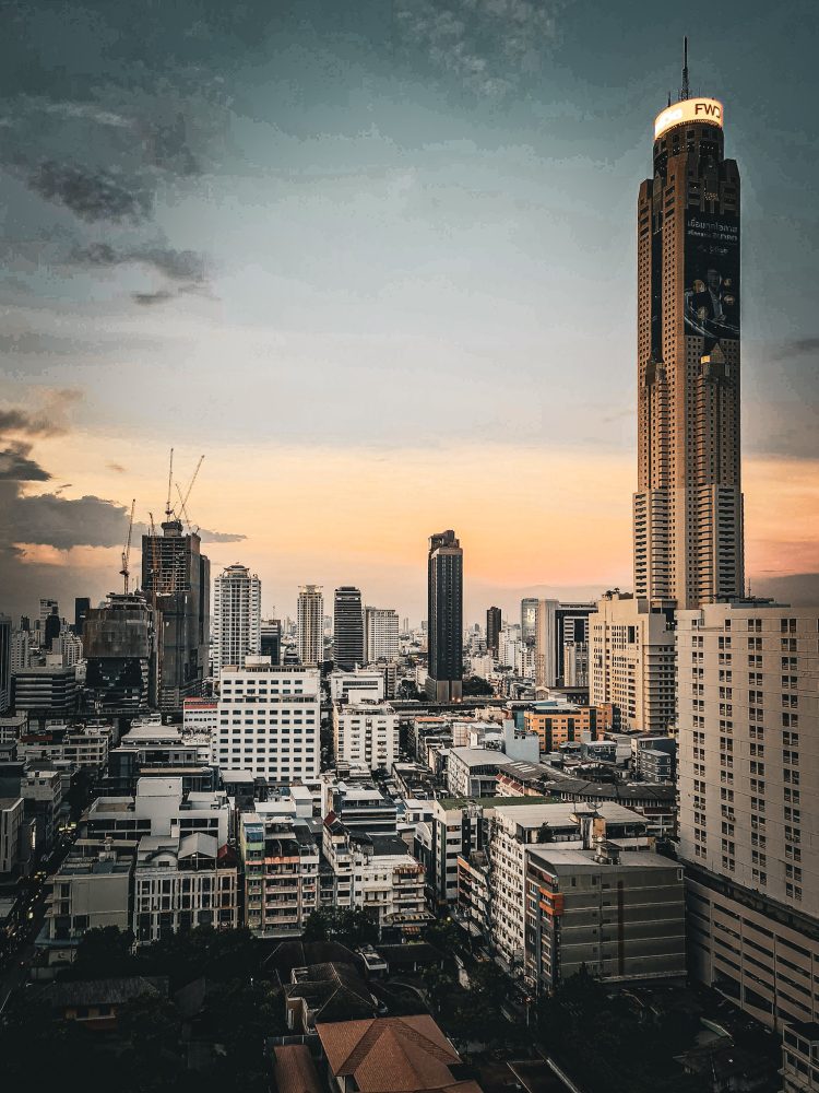 vue de la baiyoke tower de bangkok au couché du soleil