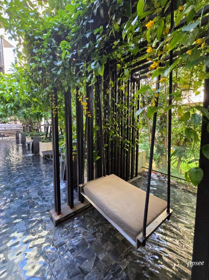 balancoire-piscine-gardina-asoke-bangkok