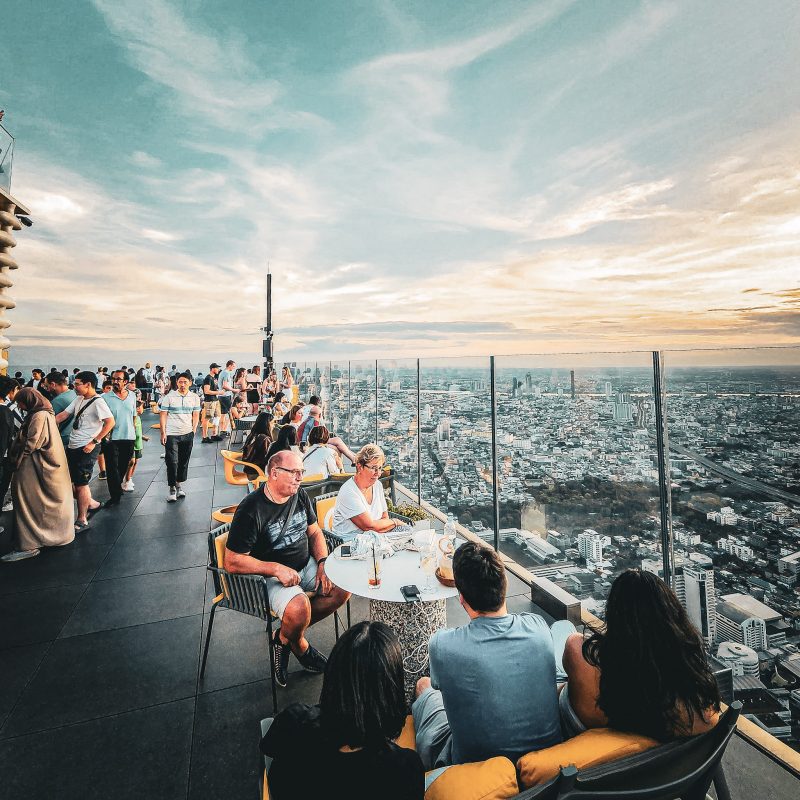 terrasse animée au sommet de la mahanakhon tower de bangkok