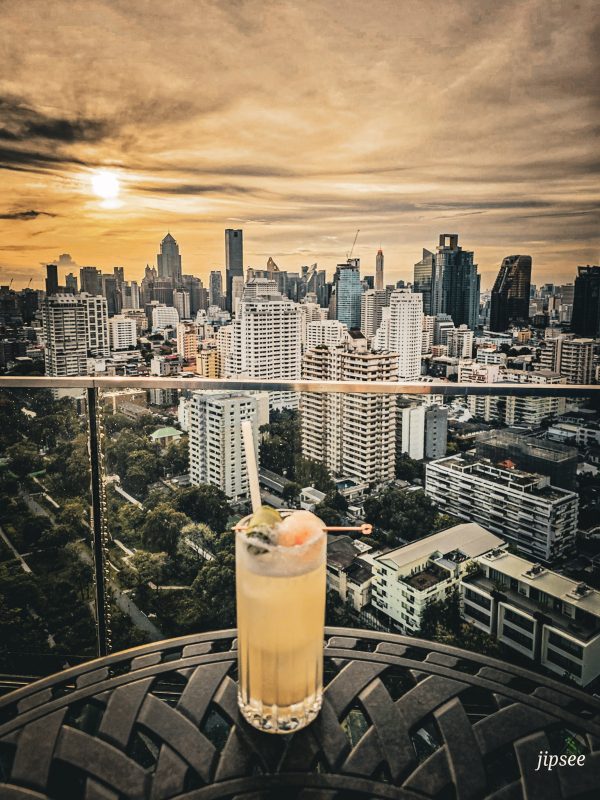 un cocktail avec vue au aesops bangkok au coucher du soleil