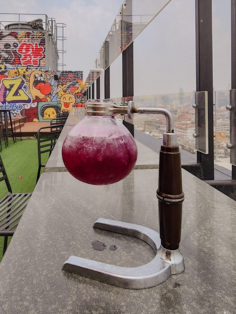cocktail servi dans un contenant original au gen z bar de chinatown bangkok