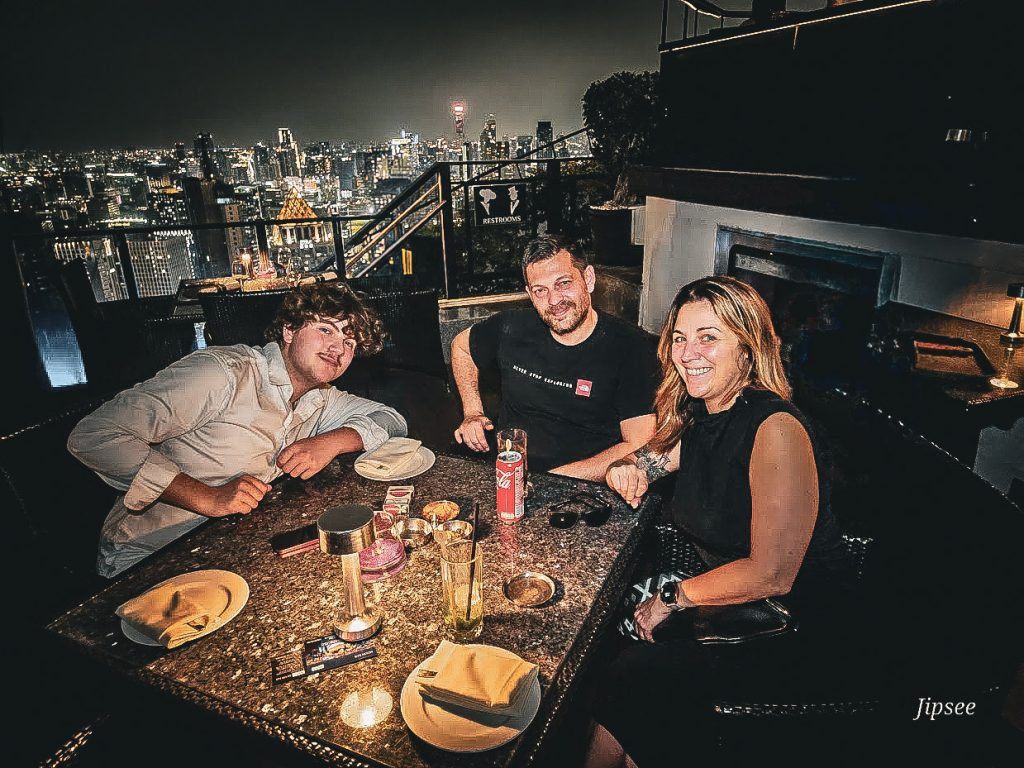 a table et en famille au vertigo rooftop de bangkok
