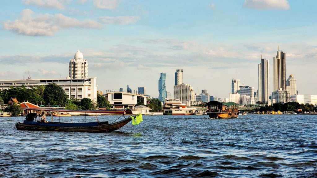 longtrail-sur-le-fleuve-chao-praya-bangkok