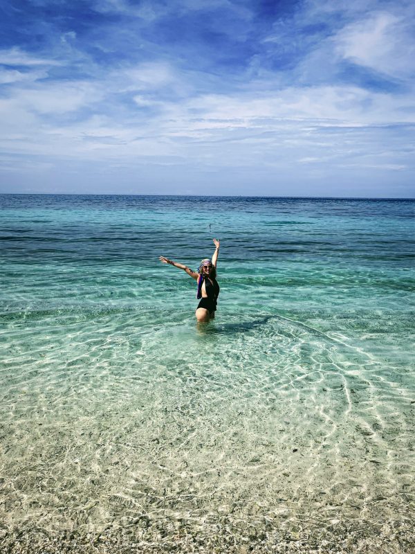femme dans l'eau sur une plage de koh tao en thailande
