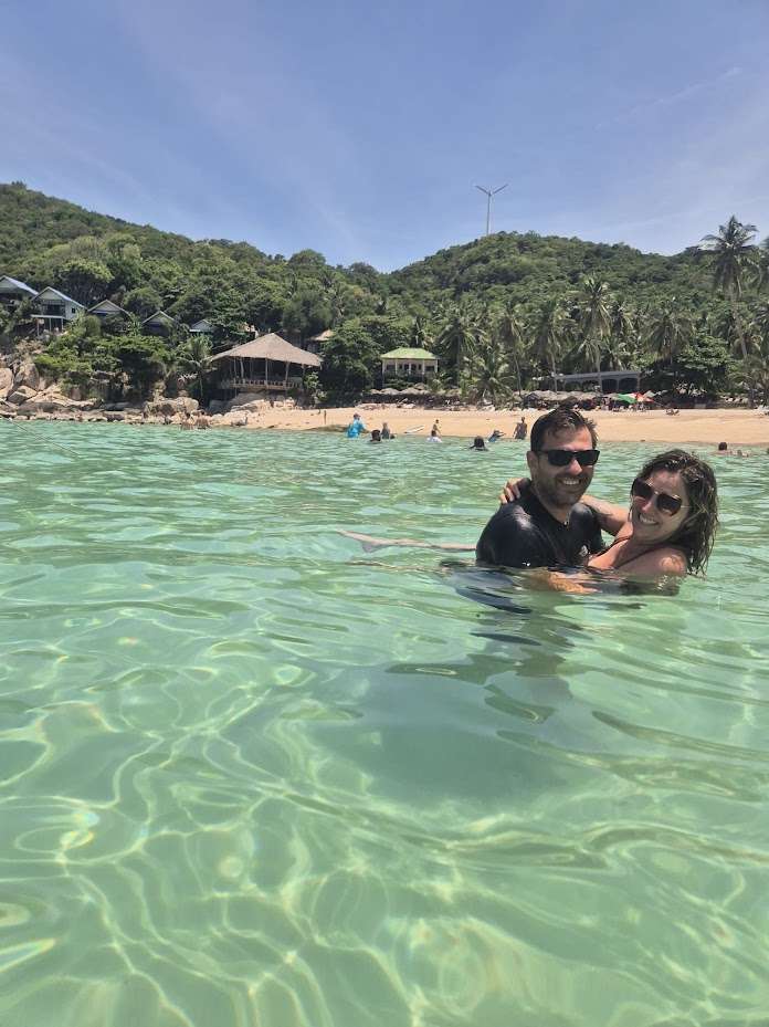 baignade-couple-koh-tao