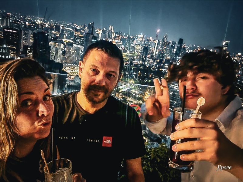 selfie un verre a la main au vertigo bangkok