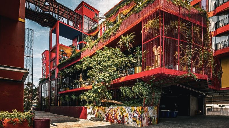 facade rouge et vegetalisee du me style museum hotel de bangkok
