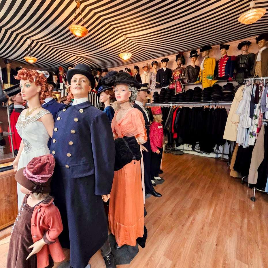 boutique-costume-marche-dauphine-saint-ouen-paris