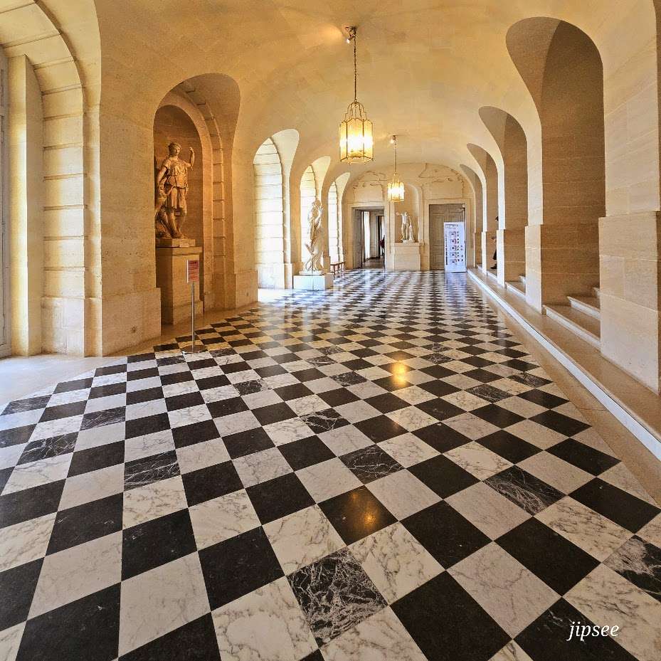 couloir-appartements-de-la-reine-versailles
