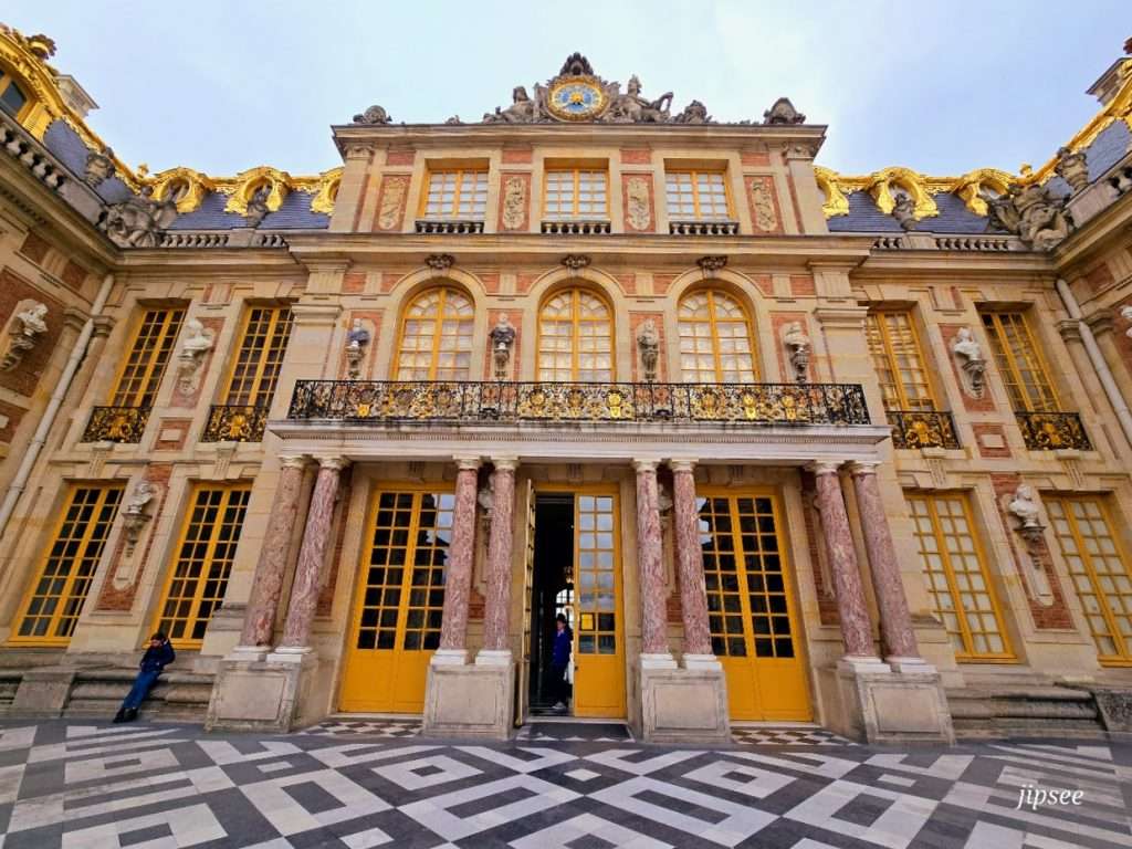 entree-batiment-de-la-reine-versaillles