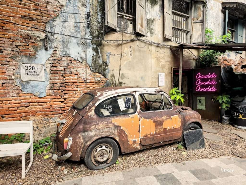antique-turtle-car-talat-noi