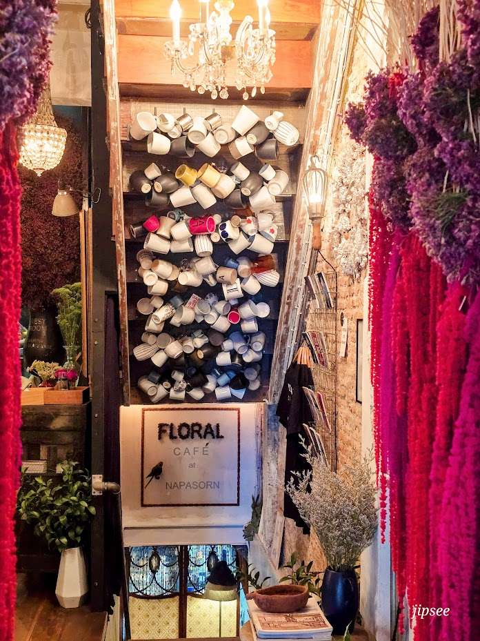 escalier-acces-floral-cafe-bangkok