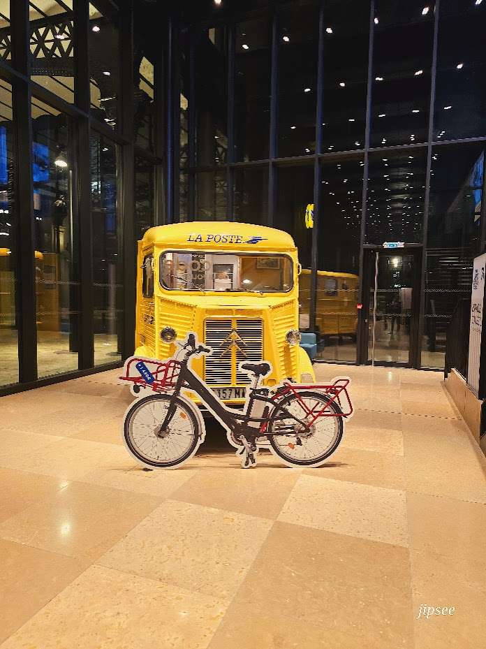 ancien-camion-la-poste-paris-louvre