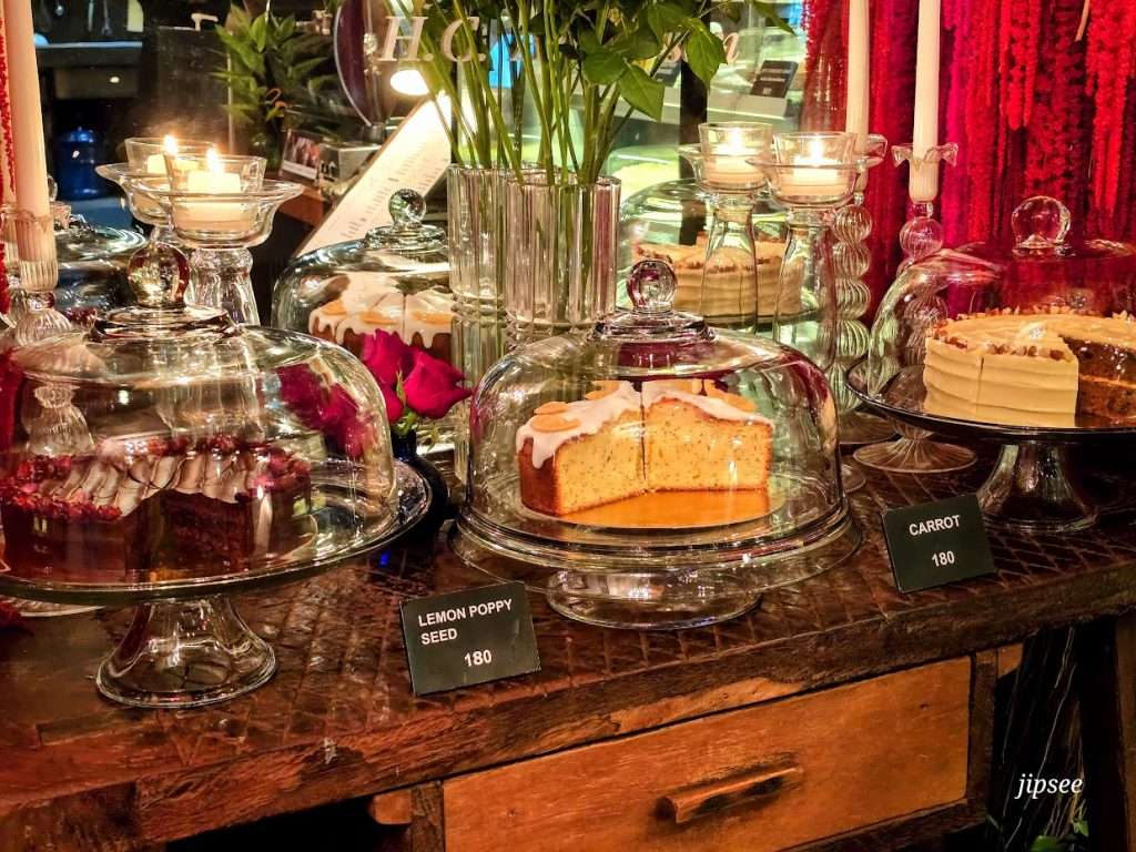 vitrine-patisserie-floral-cafe-bangkok