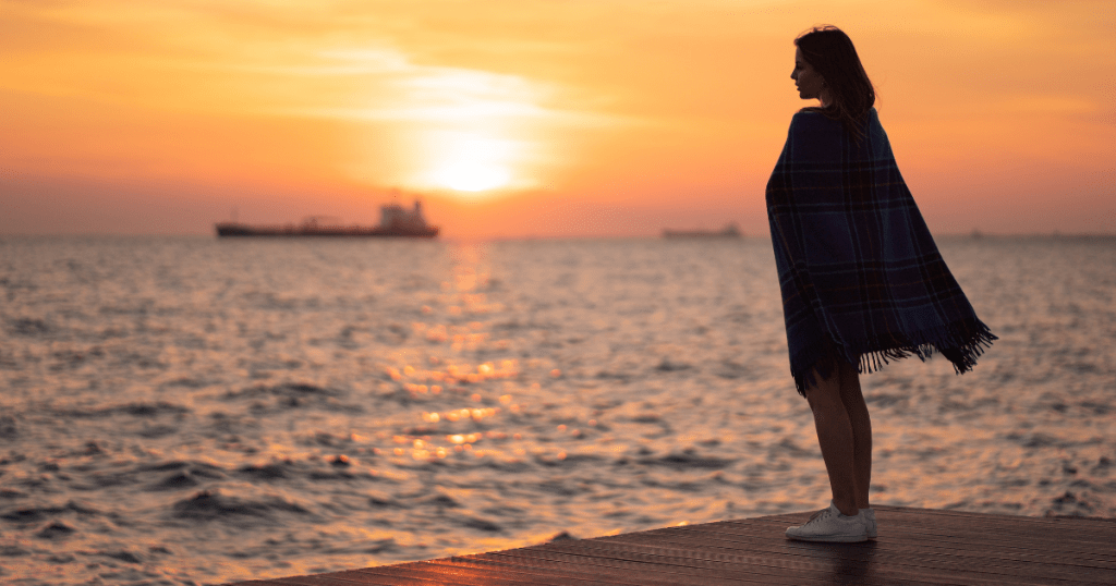 femme-pensive-devant-la-mer