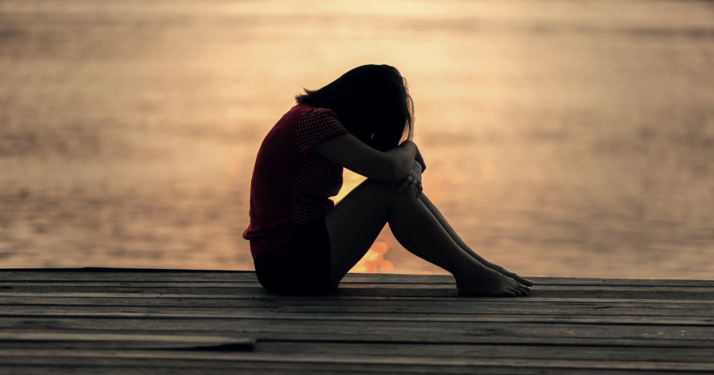 femme-triste-bord-de-plage