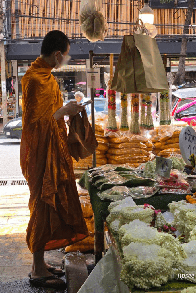 moine-devant-un-etal-de-fleurs-bangkok