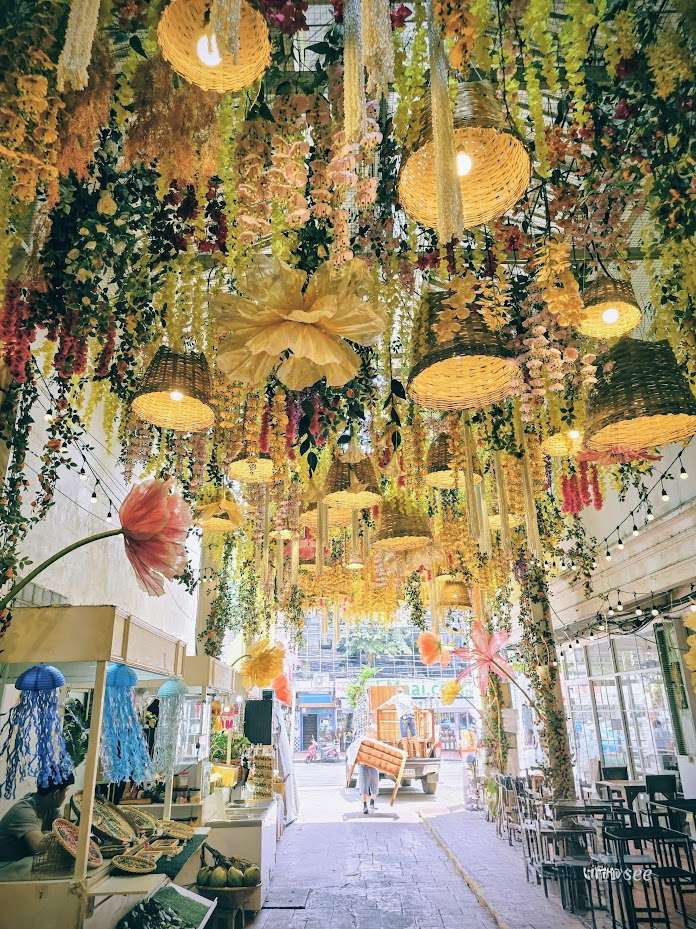 passage-avec-plafond-fleuri-bangkok