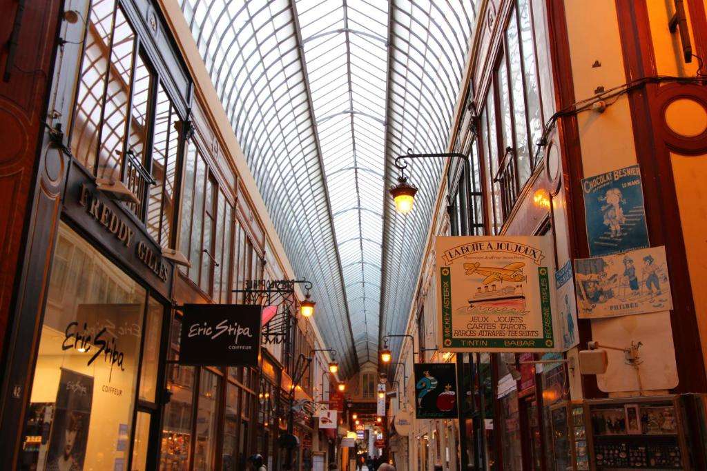 enseignes-passage-jouffroy-paris