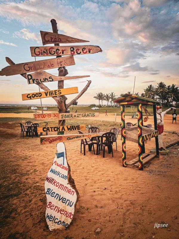 panneaux indicateurs sur la plage de negombo au sri lanka