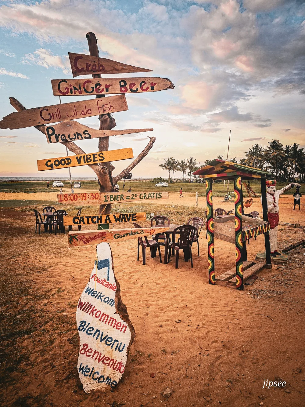 panneau en bois indicateur ginger beer good vibes catch a wave sur une plage de negombo au sri lanka