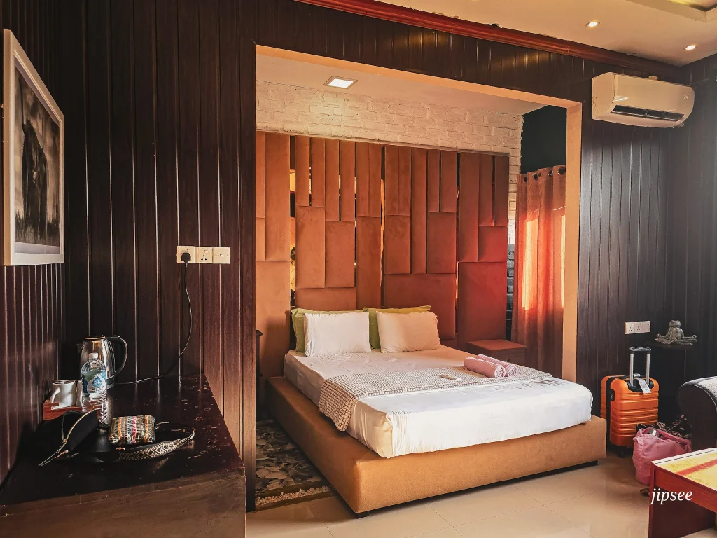 chambre double d'un hotel de negombo lit et coin cafe