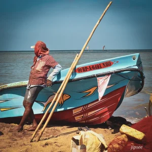 pecheur devant son bateau coloré au marché aux poissons de negombo