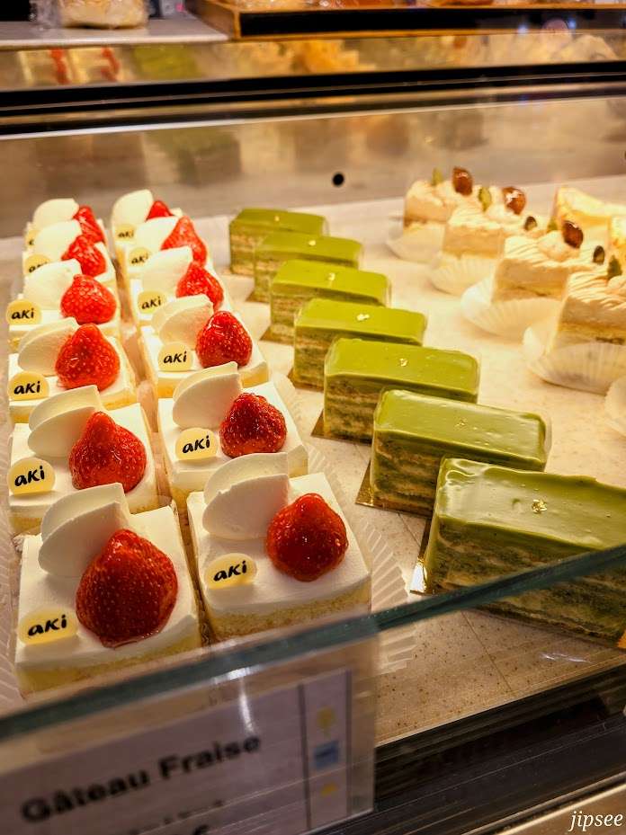 gateau-fraise-millefeuille-matcha-aki-boulangerie-paris