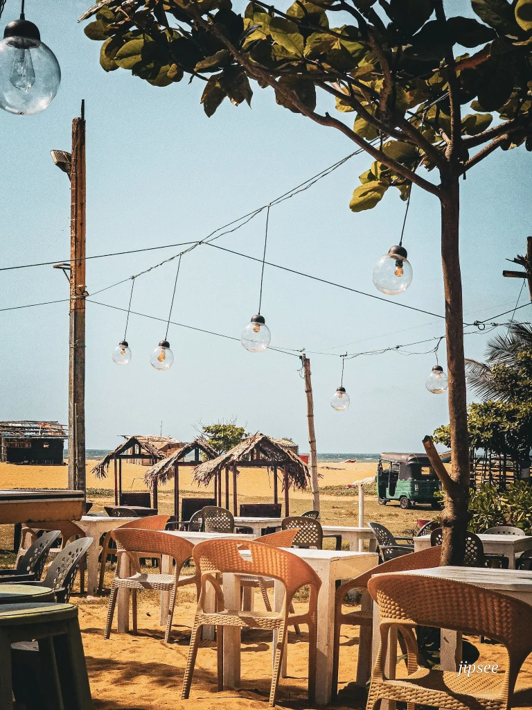 terrasse de restaurant sur la plage de negombo