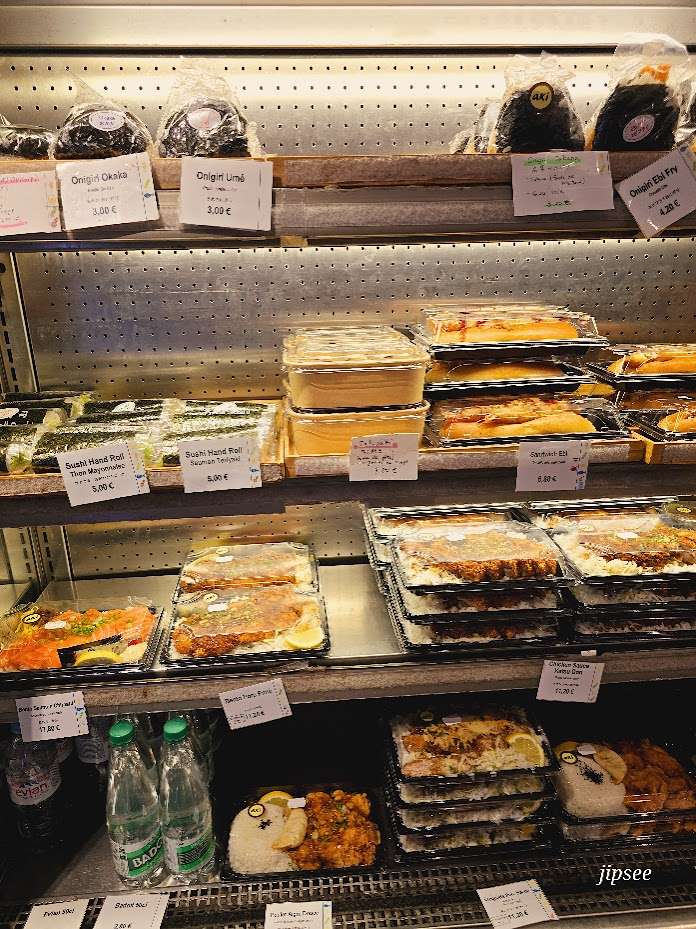 vitrine-salee-aki-boulangerie-paris