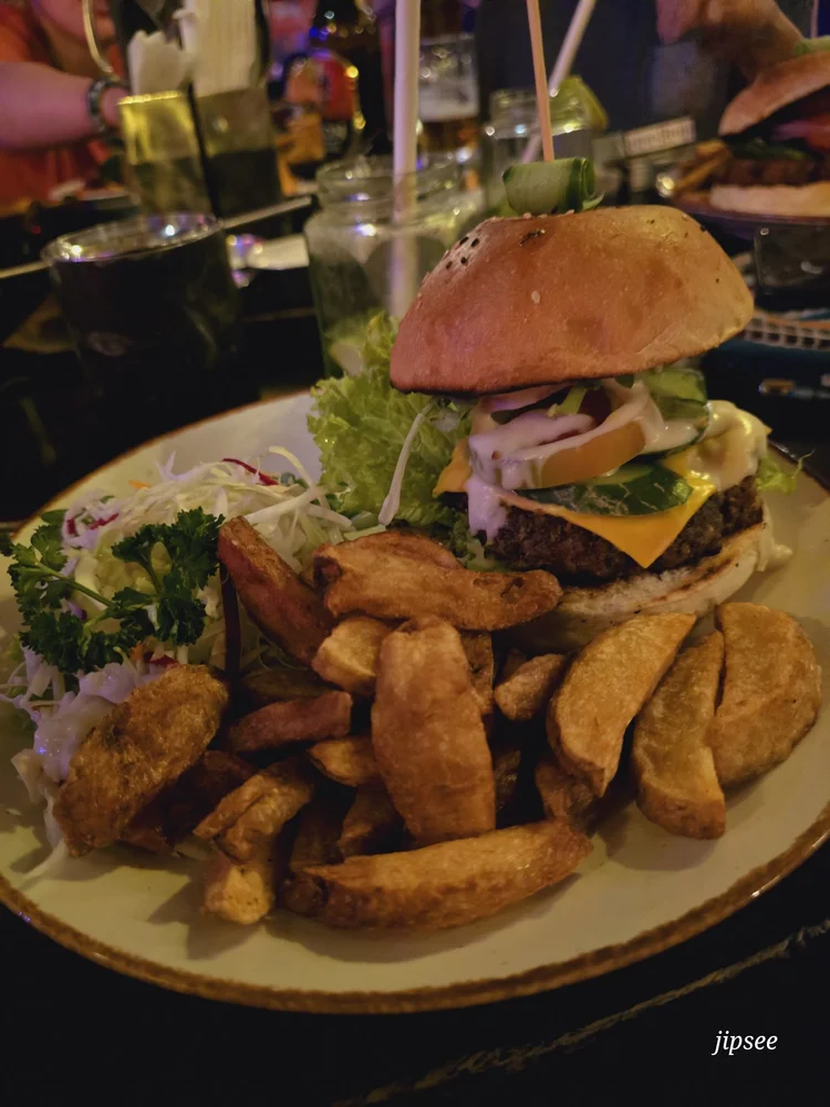 assiette de burger et frites servi au chill cafe a ella