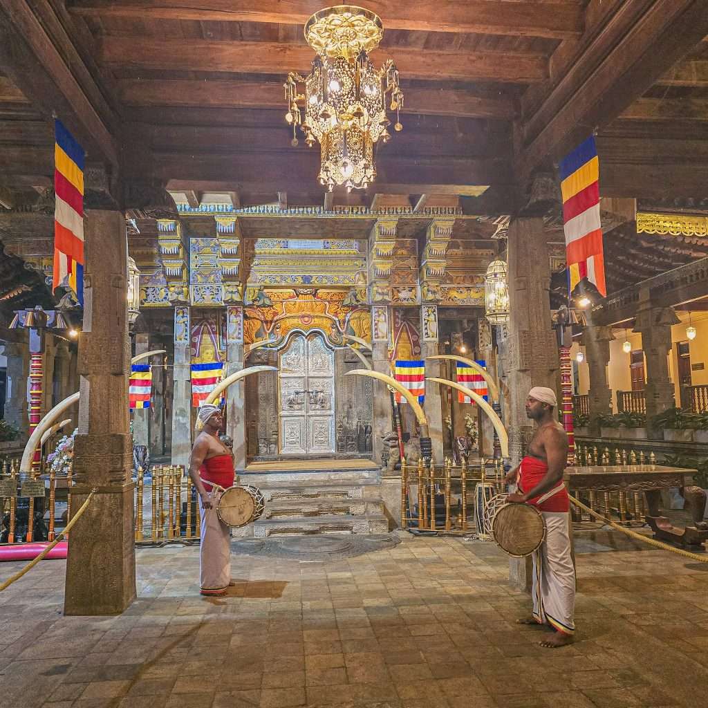 ceremonie-religieuse-temple-de-la-dent-kandy
