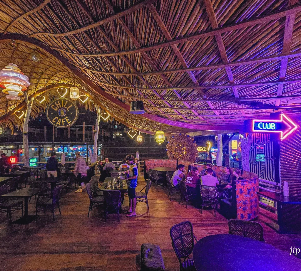 decoration interieure du chill cafe d'ella enseigne lumineuse toit en bois et tables 