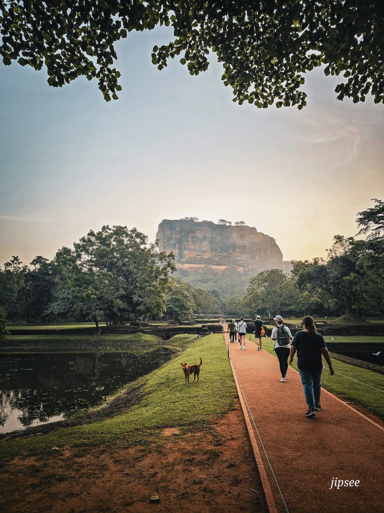 chemin d'acces a l'ascension du rocher du lion a sigiriya au sri lanka