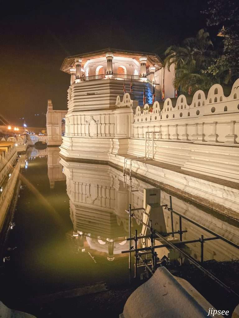 exterieur-temple-de-la-dent-kandy