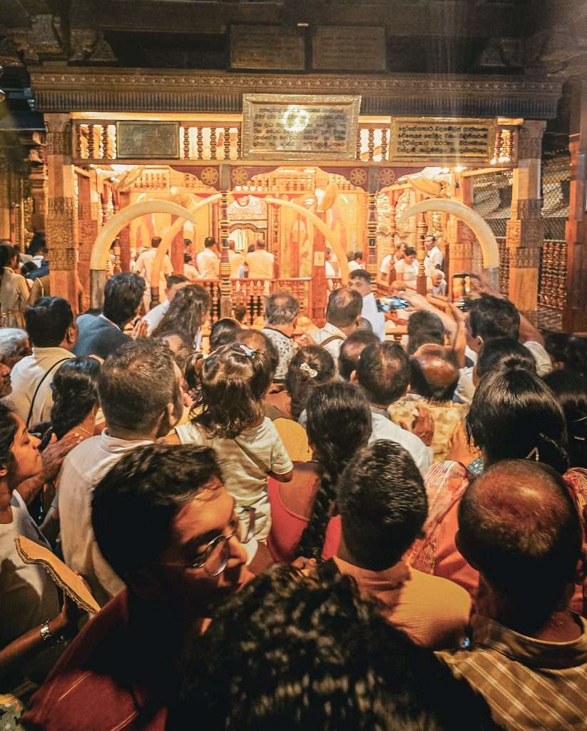 foule-temple-de-la-dent-kandy