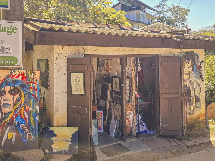 peinture et cabane ouverte transformé en galerie d'art a ella au sri lanka