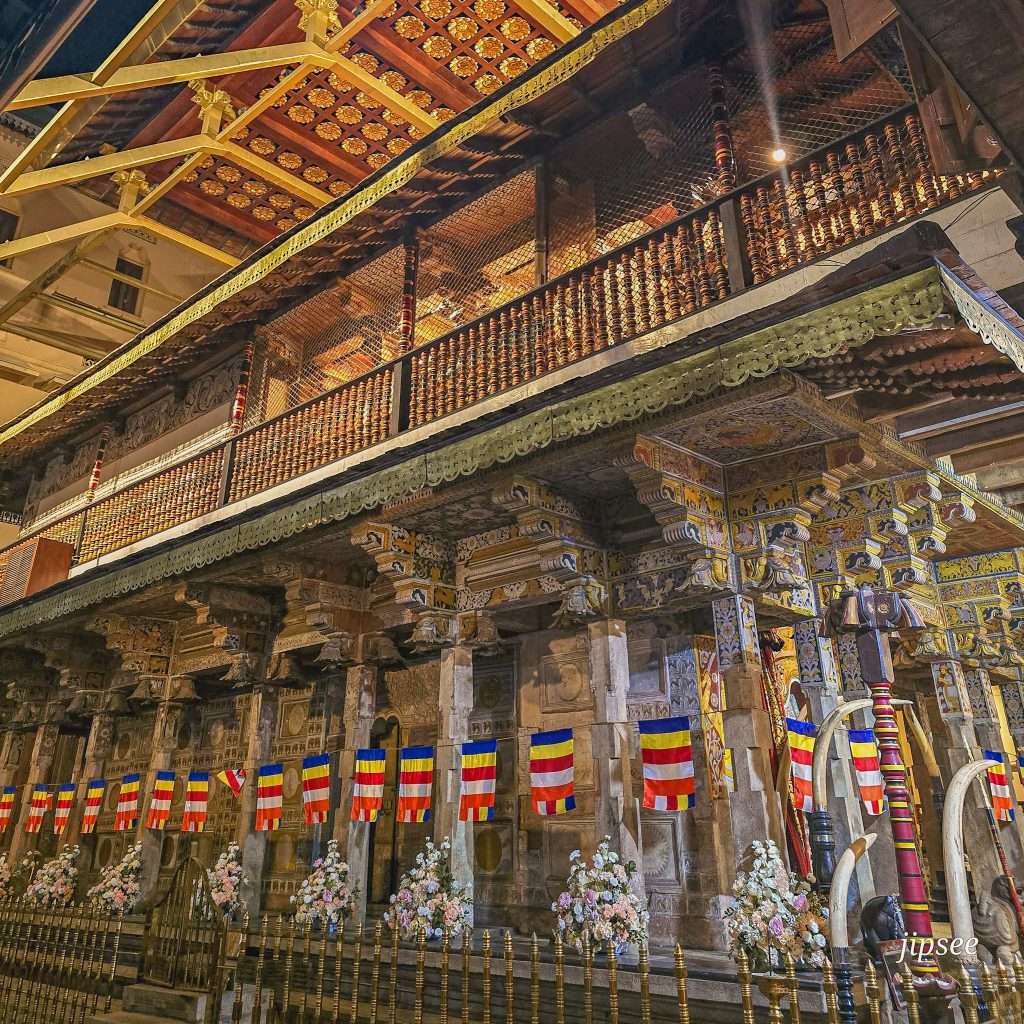 interieur-temple-de-la-dent-kandy