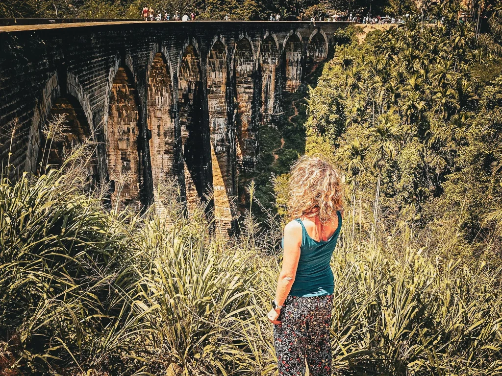 femme de dos posant devant le nine arch bridge au sri lanka