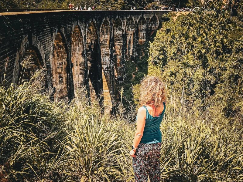 femme de dos posant devant le nine arch bridge au sri lanka
